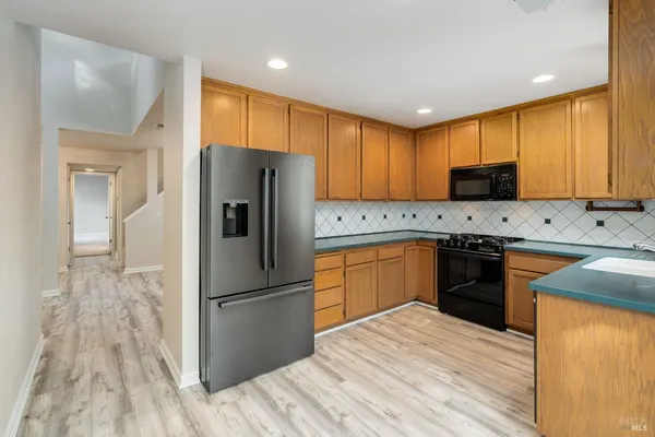 $690,000 | 2322 Lakeview Drive, Santa Rosa, CA 95405