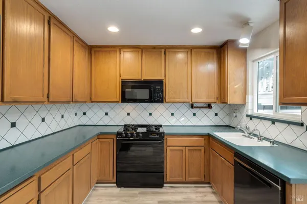 $690,000 | 2322 Lakeview Drive, Santa Rosa, CA 95405