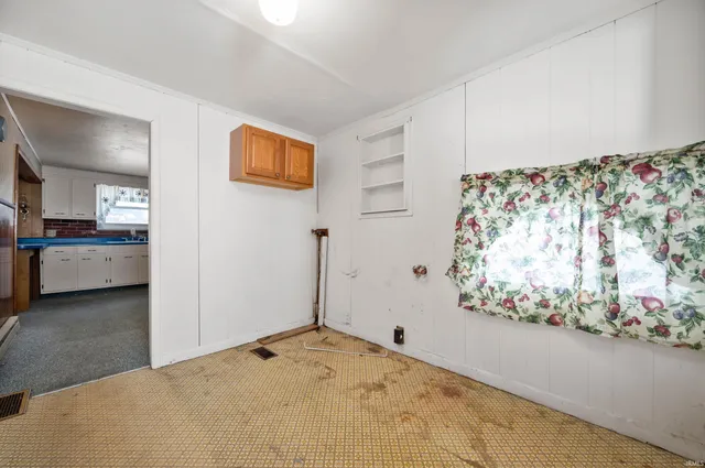 $1 | 5637 North County Road 900 East, Mooreland, IN 47360