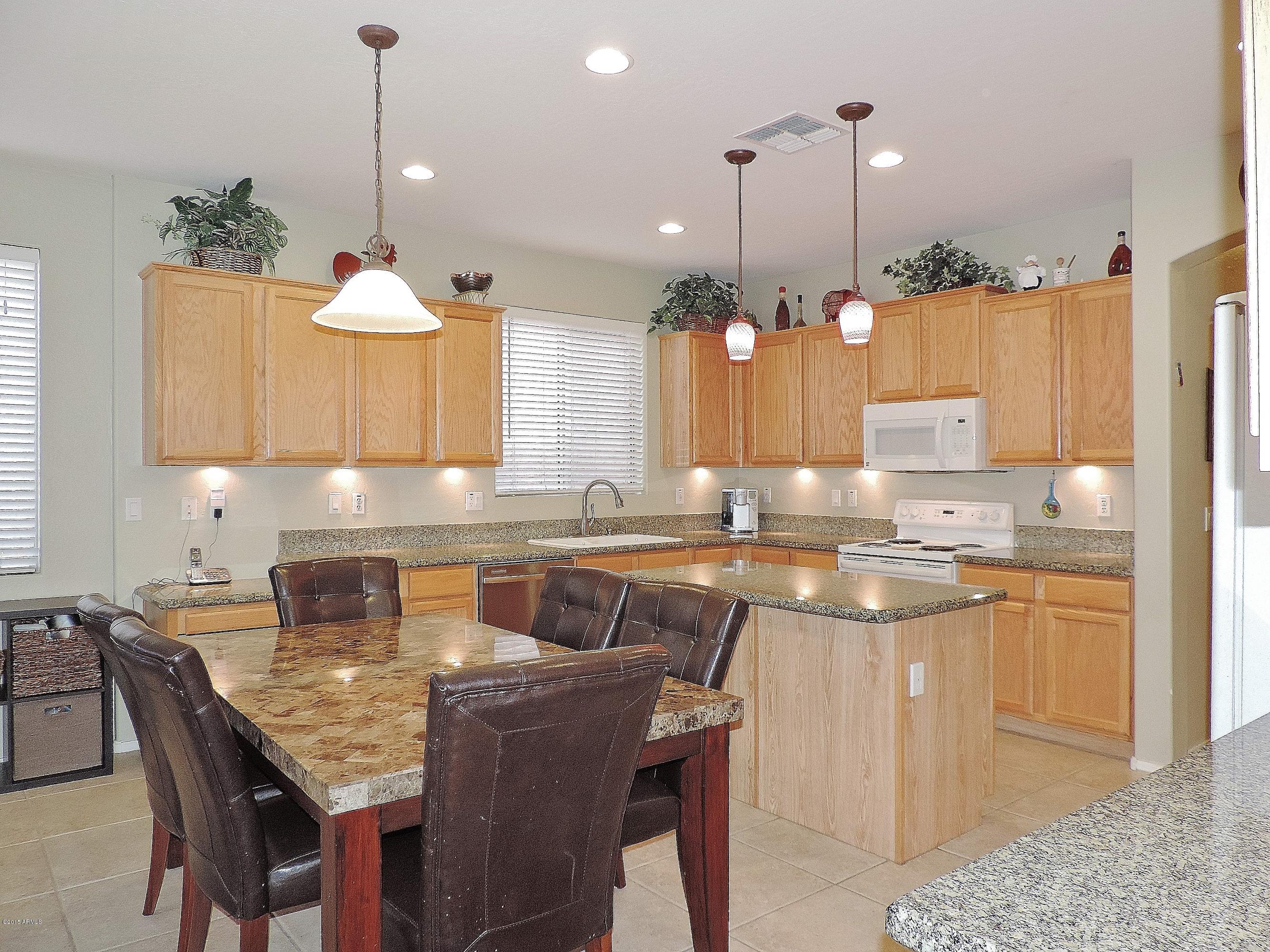 152 West Hawk Way Chandler, AZ 85286 - Photo 3 of 27 4 Kitchen (2)