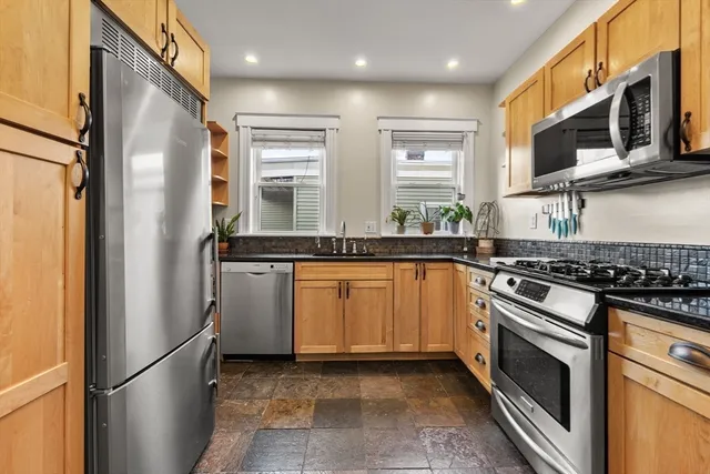 $3,700 | 185 Savin Hill Avenue, Unit 3, Boston, MA 02125