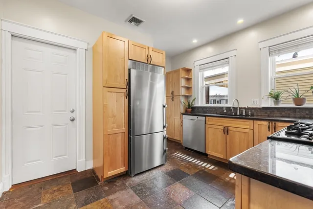 $3,700 | 185 Savin Hill Avenue, Unit 3, Boston, MA 02125