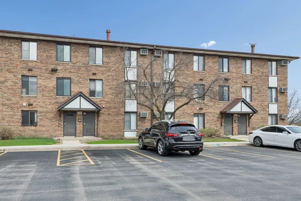 $197,500 | 125 North Gregory Street, Unit 4, Aurora, IL 60504