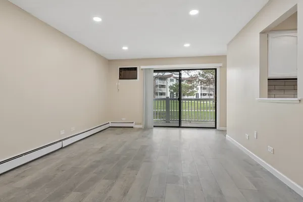 $197,500 | 125 North Gregory Street, Unit 4, Aurora, IL 60504