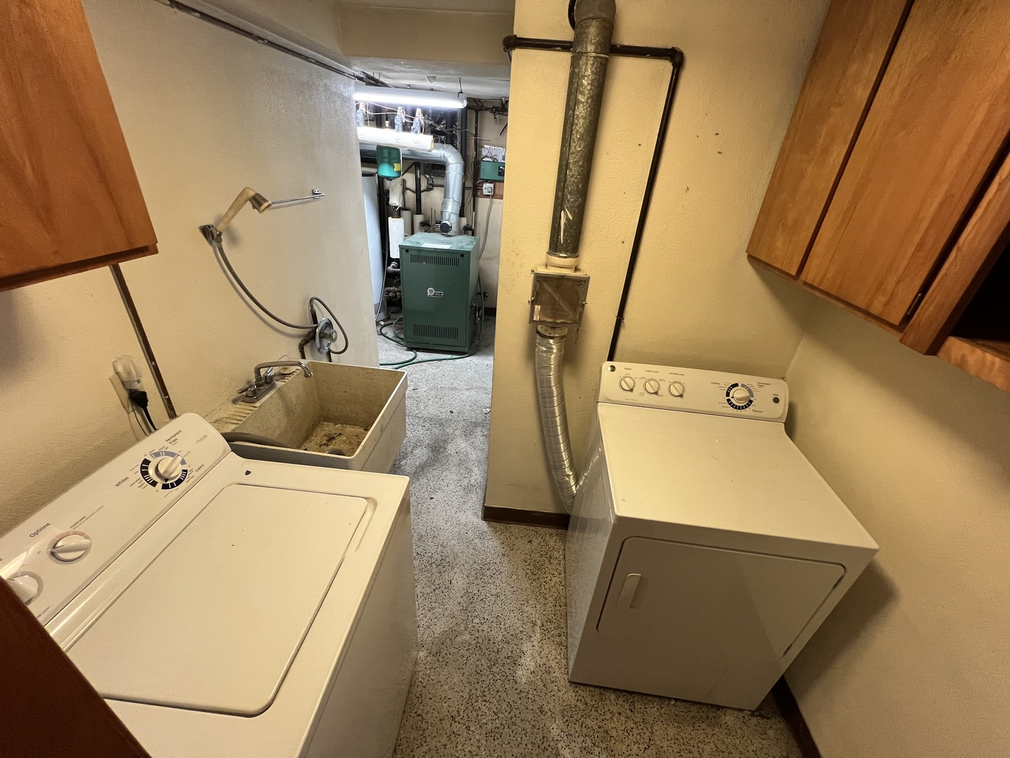 616 Seneca Drive Aurora, IL 60506 - Photo 30 of 36 a utility room with dryer and washer