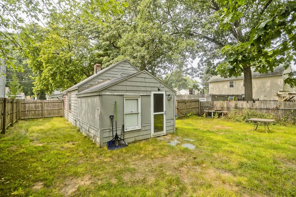 145 Darling Street Springfield, MA 01151 - Photo 4 of 26