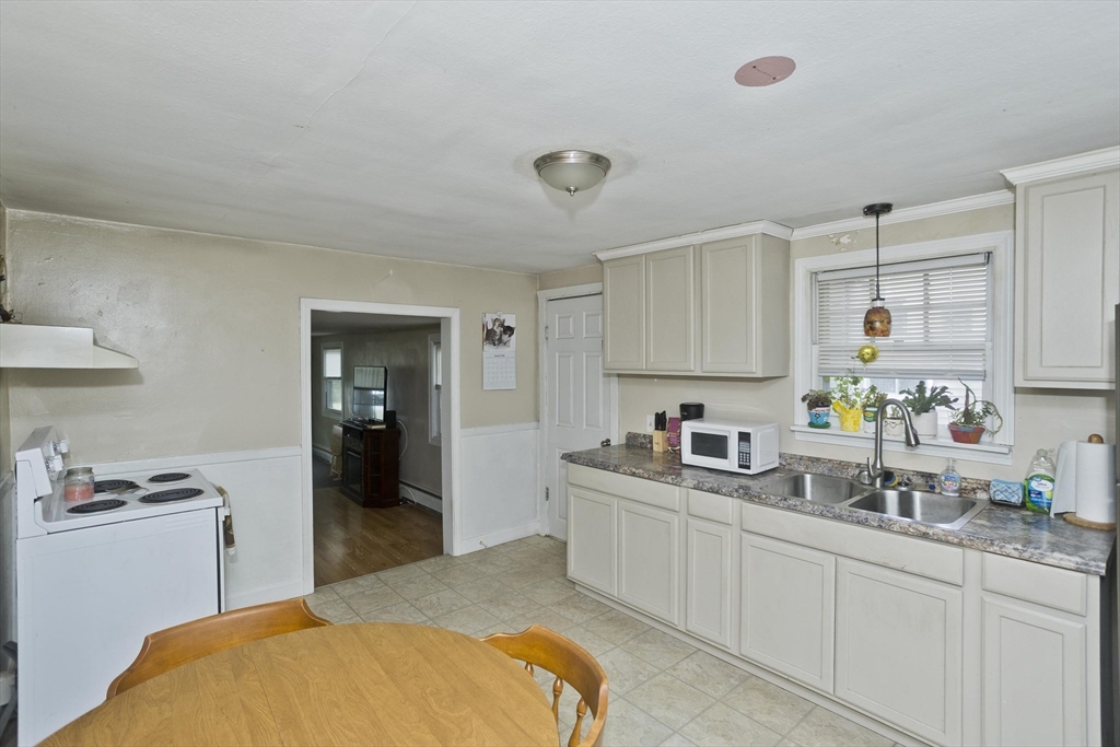 145 Darling Street Springfield, MA 01151 - Photo 8 of 26