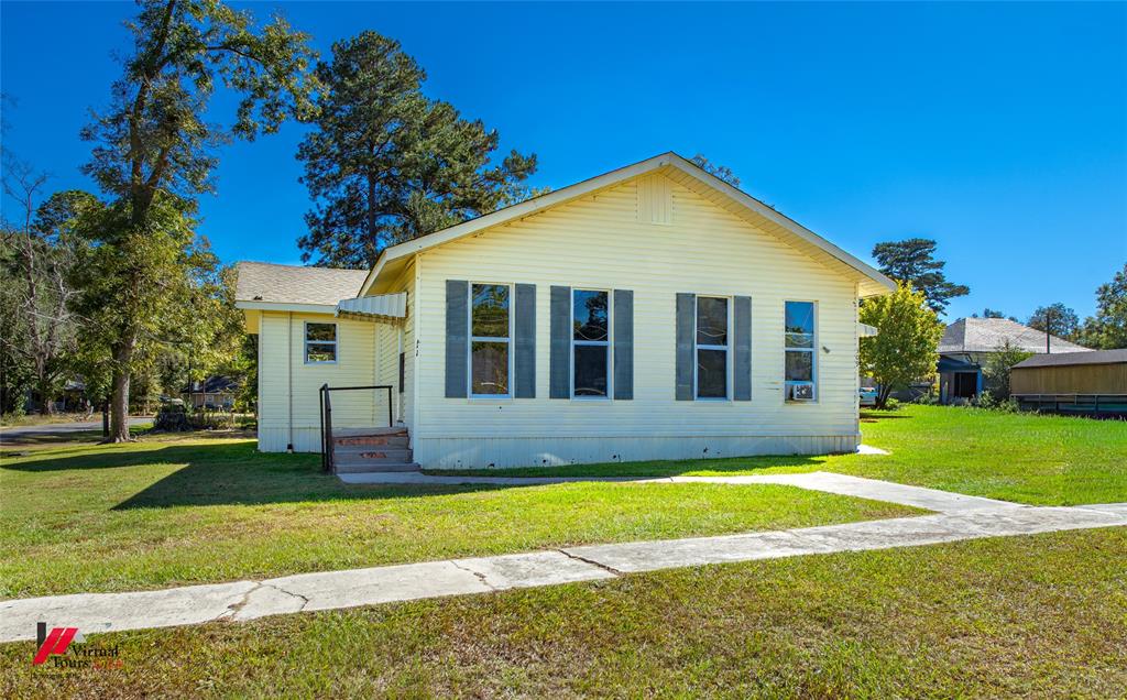 a view of a house with a yard
