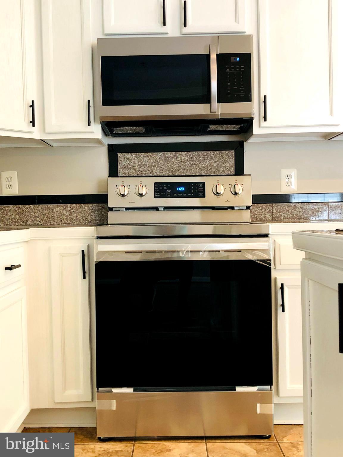 11801 Tarragon Road Reisterstown, MD 21136 - Photo 9 of 31 New Stove and Microwave