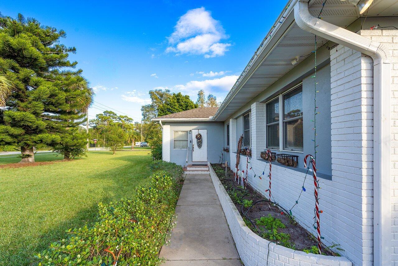 5262 Club Road Haverhill, FL 33415 - Photo 6 of 27 005-5262ClubRoad-Haverhill-FL-33415-SMAL