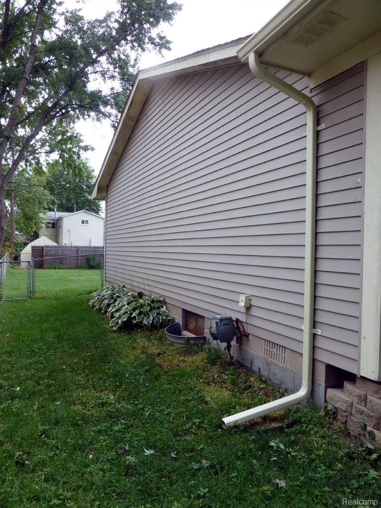 3079 Gerald Avenue Rochester, MI 48307 - Photo 20 of 25 P1030748RC.jpg