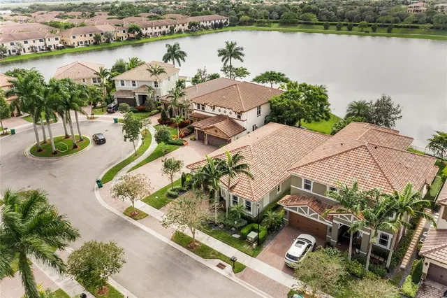 $949,900 | 9730 Blue Isle Bay, Parkland, FL 33076