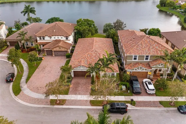$949,900 | 9730 Blue Isle Bay, Parkland, FL 33076