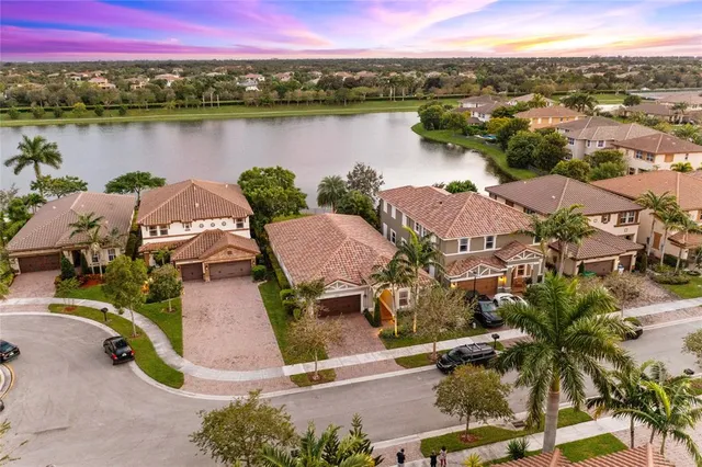 $949,900 | 9730 Blue Isle Bay, Parkland, FL 33076