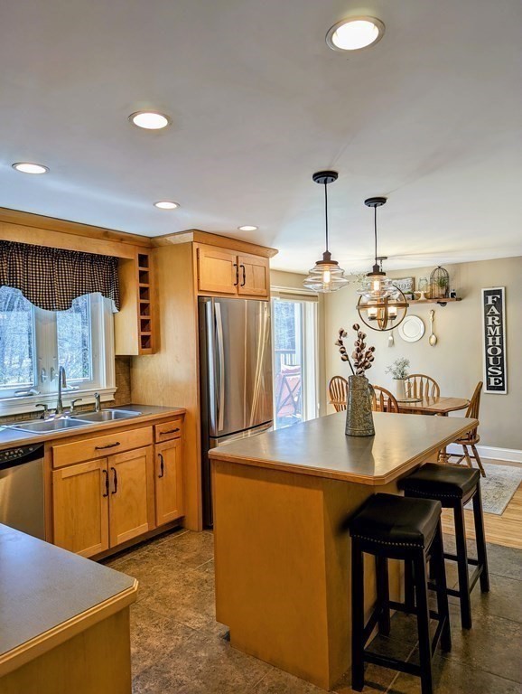 43 Robinson Road West Springfield, MA 01089 - Photo 5 of 23 Gallery Image 5