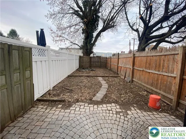 $1,895 | 122 South Spruce Street, Nazareth, PA 18064