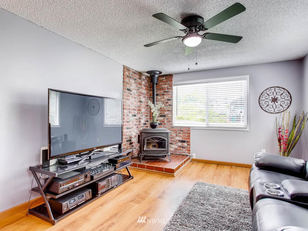 814 North 33rd Street Renton, WA 98056 - Photo 3 of 19
