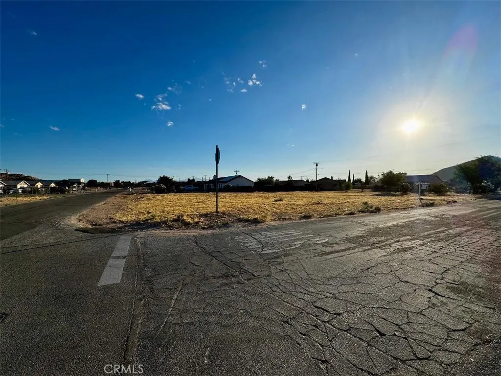154 Broken Bow Road Apple Valley, CA 92307 - Photo 6 of 9 Subject Property