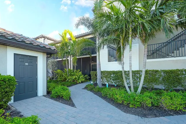 $427,400 | 5685 Palmer Circle, Unit 202, Bradenton, FL 34211