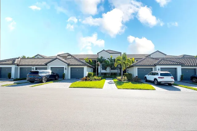 $427,400 | 5685 Palmer Circle, Unit 202, Bradenton, FL 34211