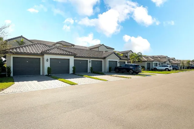 $427,400 | 5685 Palmer Circle, Unit 202, Bradenton, FL 34211