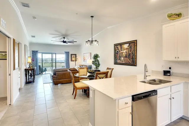 $427,400 | 5685 Palmer Circle, Unit 202, Bradenton, FL 34211