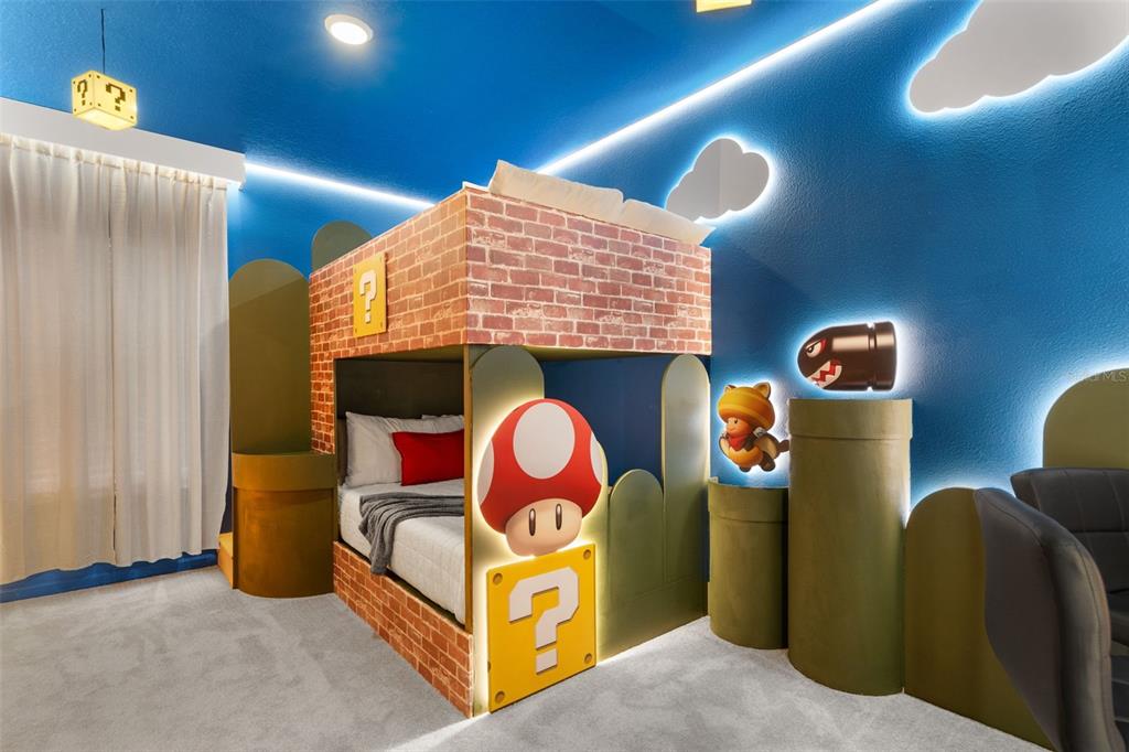 10467 Ebb Tide Lane Orlando, FL 32821 - Photo 17 of 40 a room with painting and a lamp