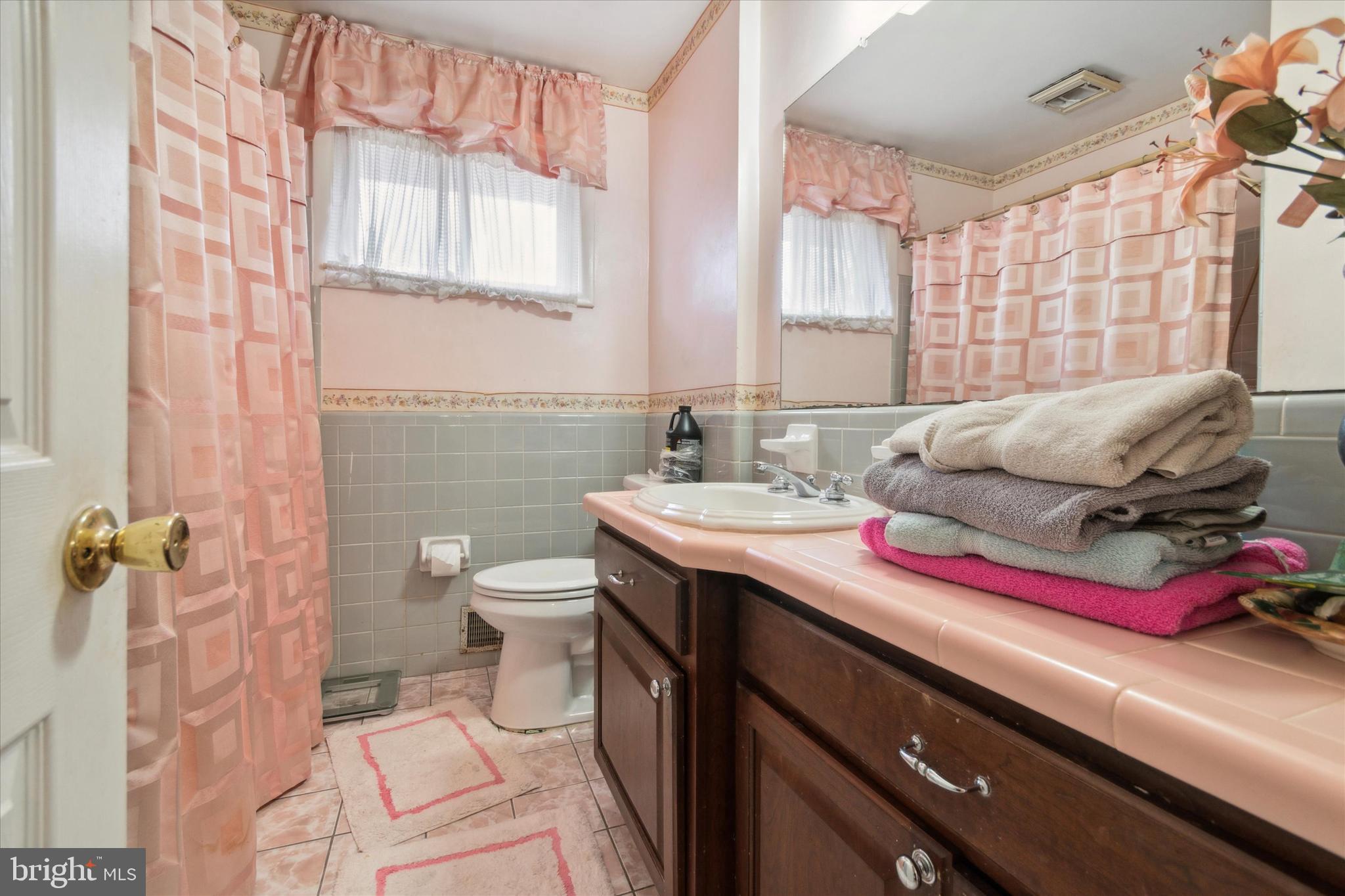48 Rose Lane Lansdowne, PA 19050 - Photo 12 of 15 2nd Floor Full Bath