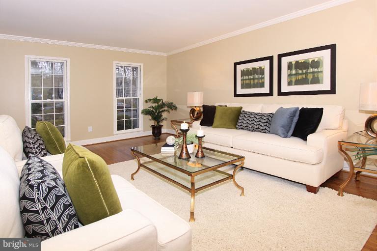 2431 Albot Road Reston, VA 20191 - Photo 19 of 30 Living Room