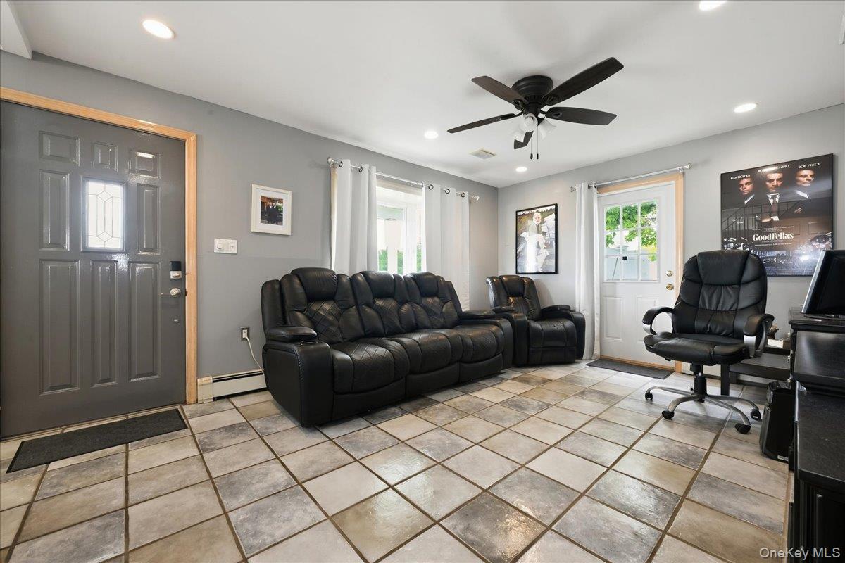 119 Periwinkle Road Levittown, NY 11756 - Photo 4 of 31 Gallery Image 4