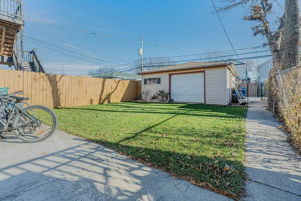 a view of a house with backyard