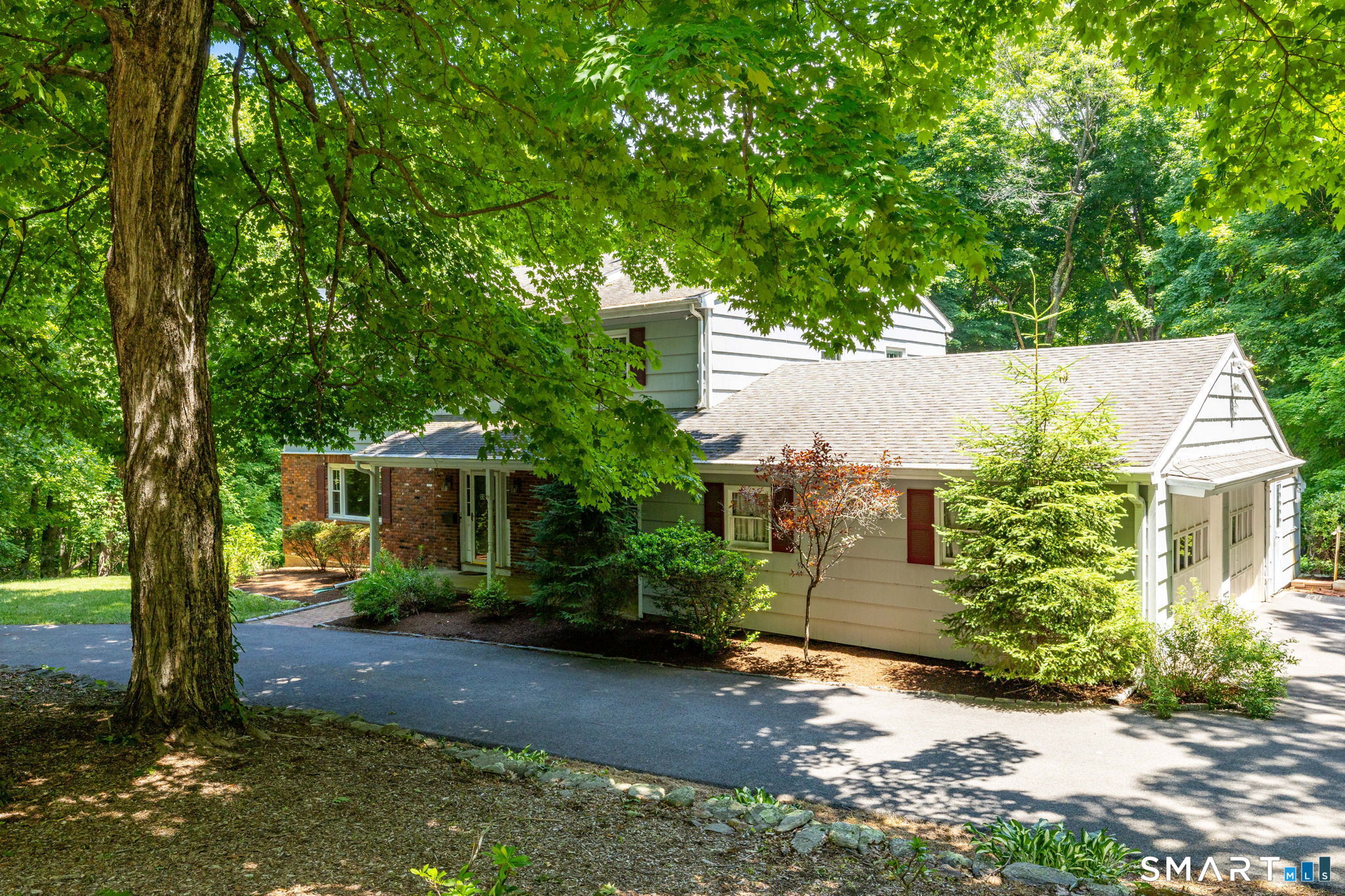 33 Hurds Hill Road Woodbury, CT 06798 - Photo 4 of 40 Circular Drive