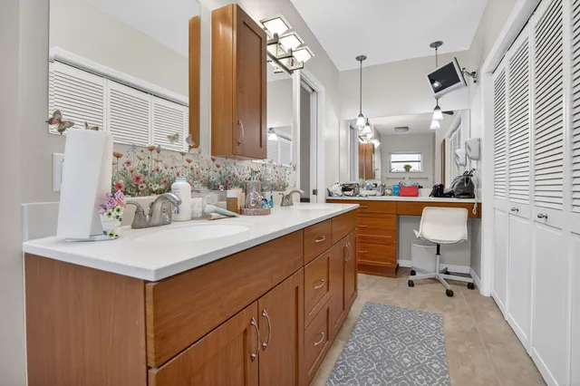 a view of a house with backyard