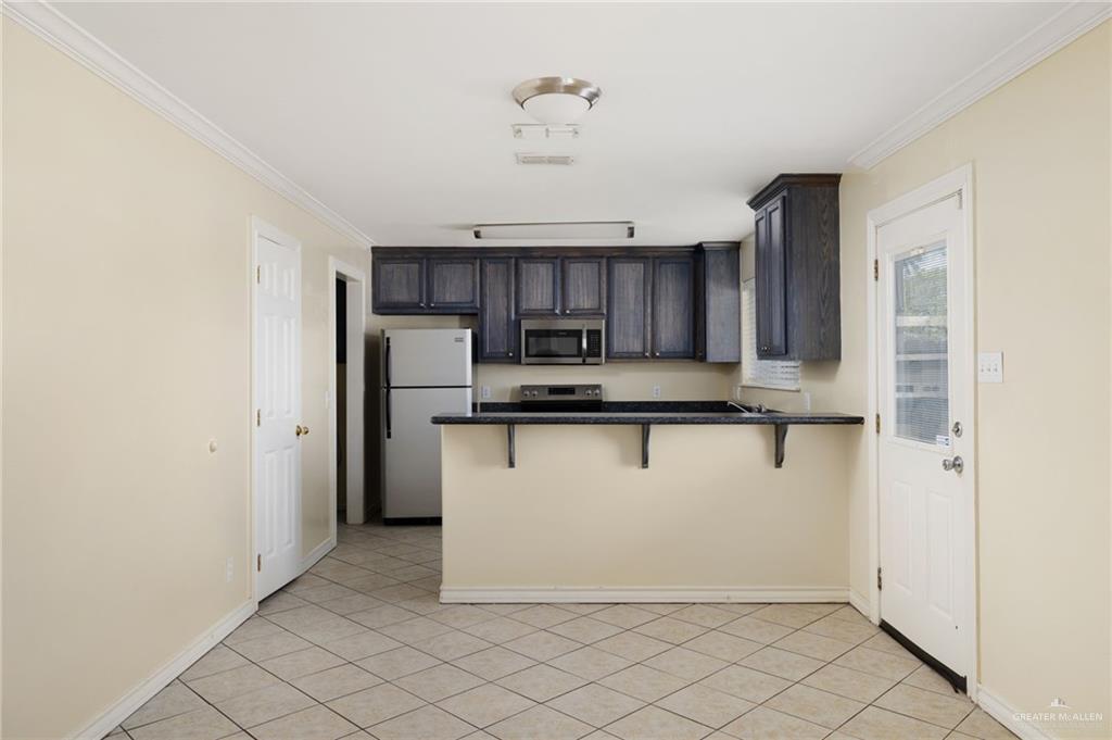 2601 Nassau Street Edinburg, TX 78541 - Photo 5 of 15 a view of a kitchen with electric appliances