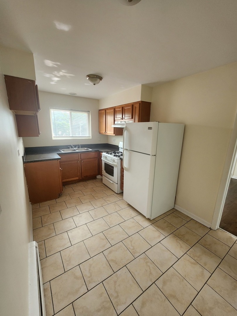 7455 North Ridge Boulevard, Unit C2 Chicago, IL 60645 - Photo 2 of 9 a room with a washer and dryer