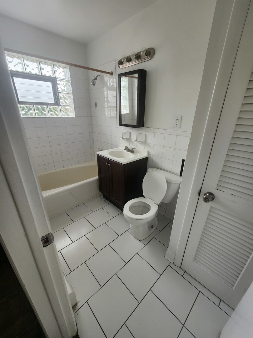 7455 North Ridge Boulevard, Unit C2 Chicago, IL 60645 - Photo 8 of 9 a bathroom with a bathtub sink and toilet
