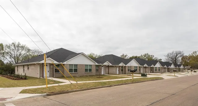 $1,575 | 607 Casa Linda Street, Unit B, Ennis, TX 75119