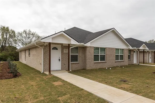 $1,575 | 607 Casa Linda Street, Unit B, Ennis, TX 75119