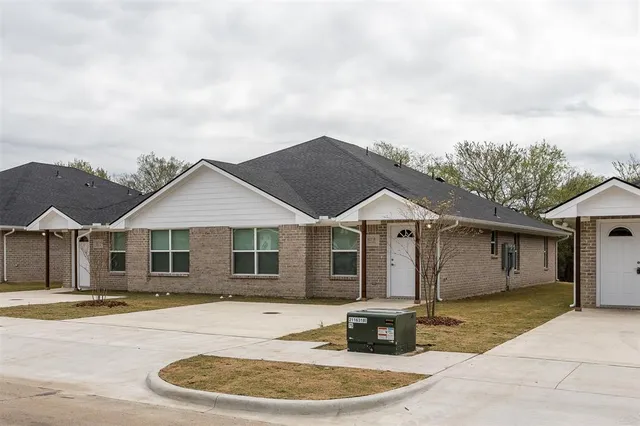 $1,575 | 607 Casa Linda Street, Unit B, Ennis, TX 75119