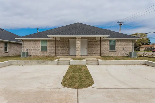 $1,575 | 607 Casa Linda Street, Unit B, Ennis, TX 75119