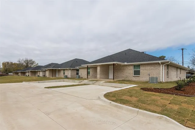 $1,575 | 607 Casa Linda Street, Unit B, Ennis, TX 75119