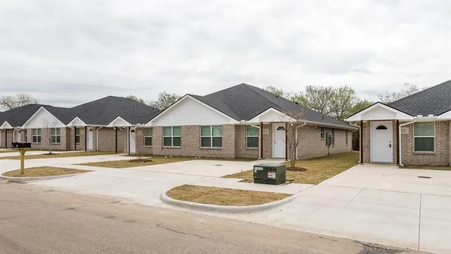 $1,575 | 607 Casa Linda Street, Unit B, Ennis, TX 75119