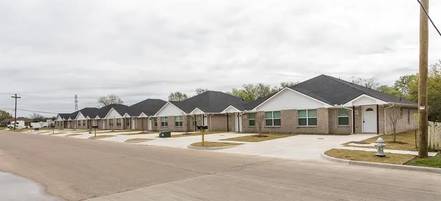 $1,575 | 607 Casa Linda Street, Unit B, Ennis, TX 75119