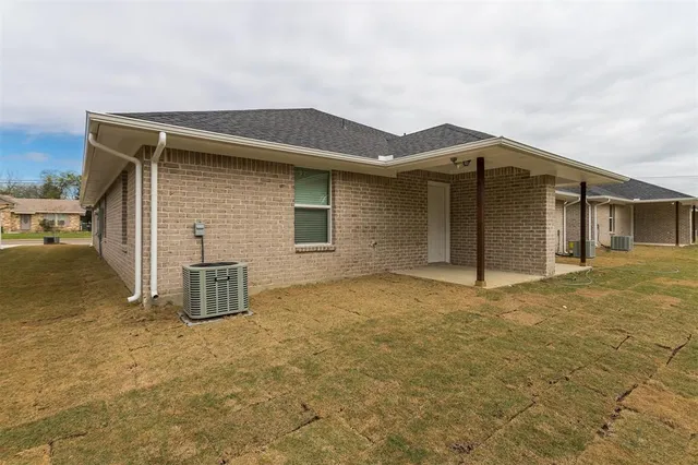 $1,575 | 607 Casa Linda Street, Unit B, Ennis, TX 75119