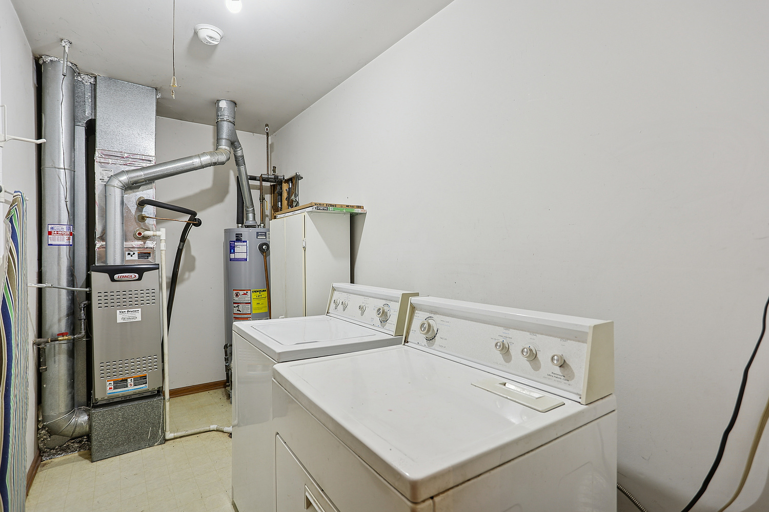 11030 South Roberts Road, Unit 1 Palos Hills, IL 60465 - Photo 16 of 16 a utility room with dryer and washer