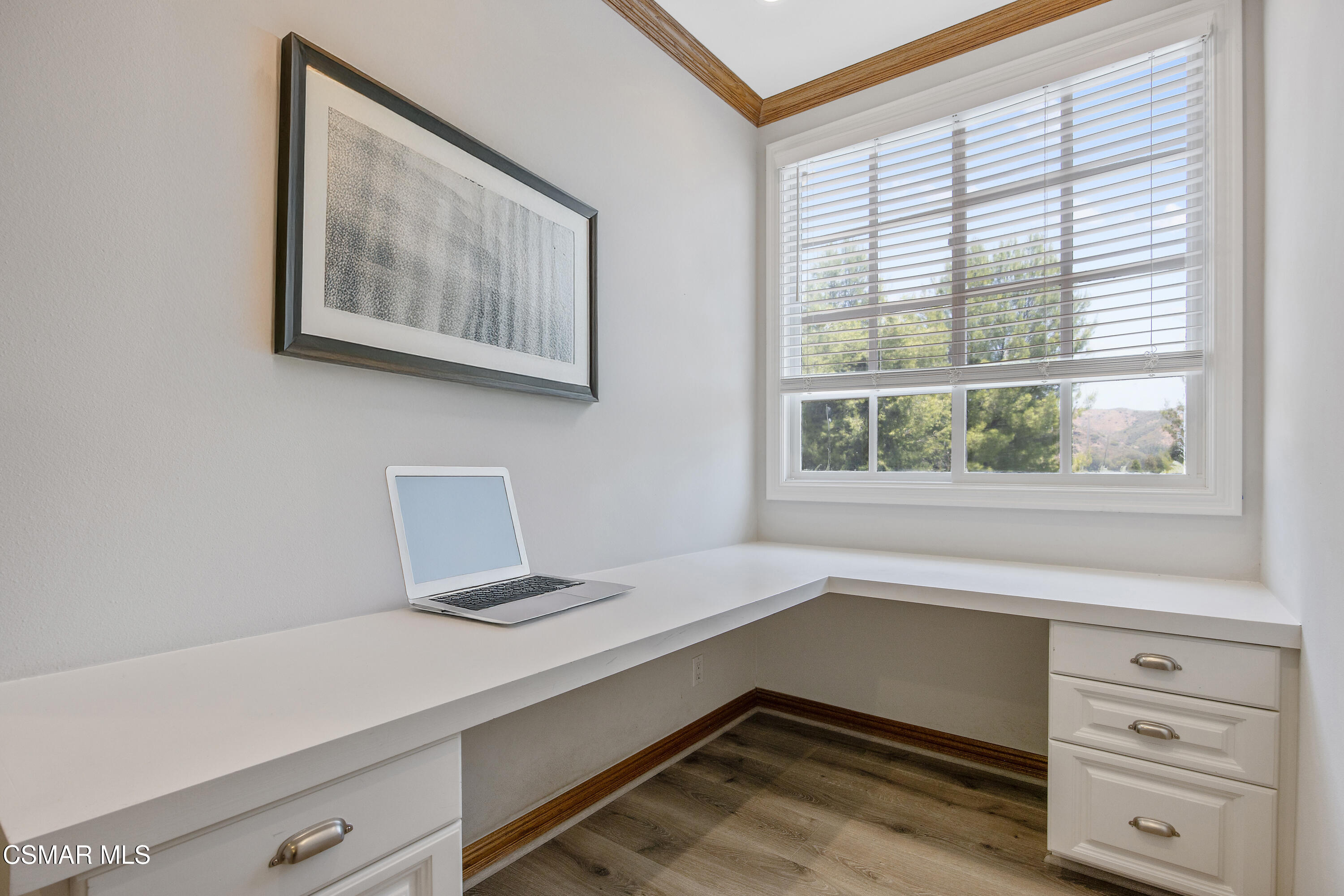 3840 Castle View Road Agoura Hills, CA 91301 - Photo 50 of 94 1B1A1032 upstairs desk
