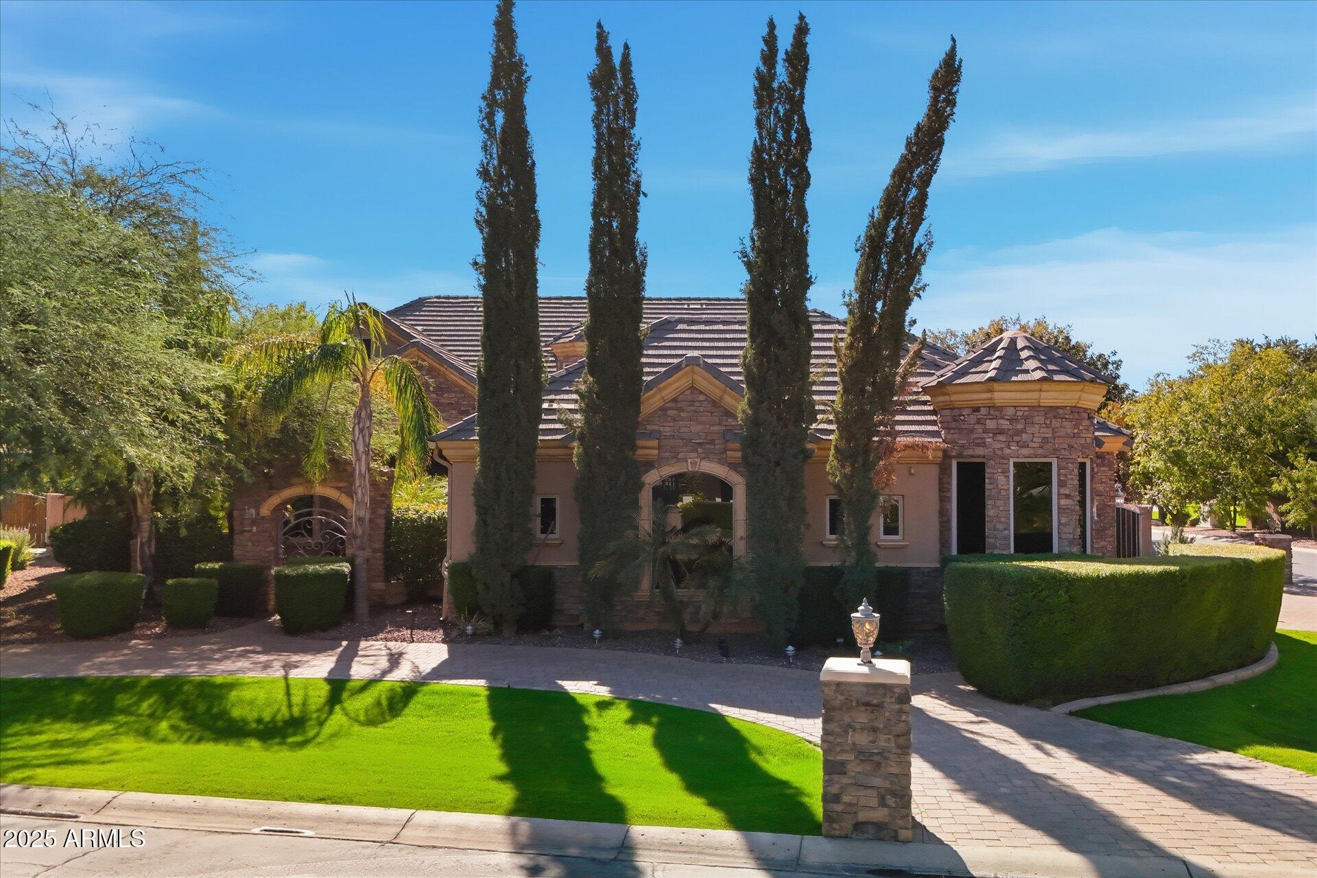 3121 East Bonanza Court Gilbert, AZ 85297 - Photo 4 of 83 a front view of a house with garden
