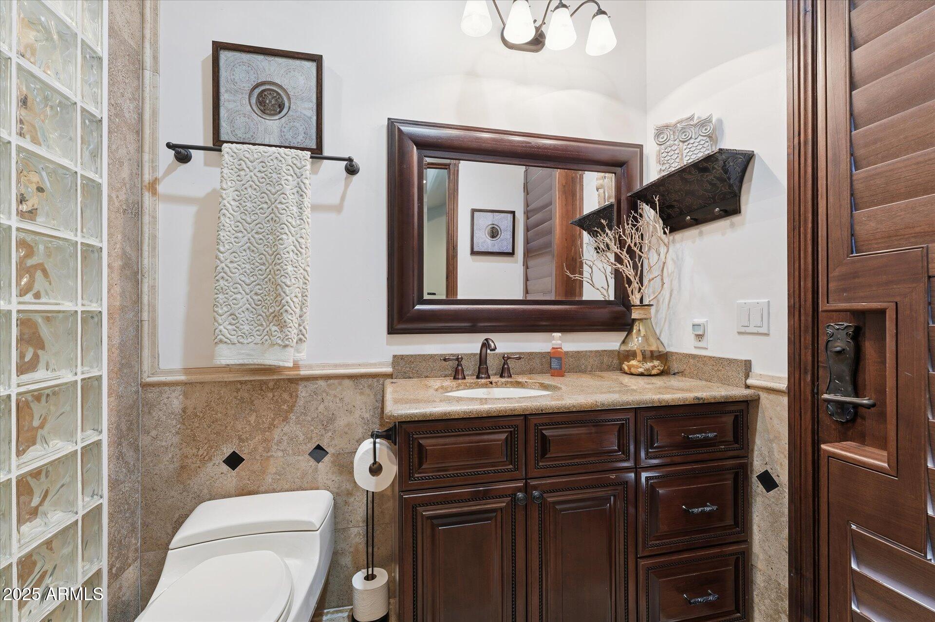 3121 East Bonanza Court Gilbert, AZ 85297 - Photo 50 of 83 a bathroom with a toilet a sink and a mirror