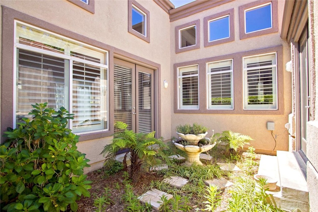 11312 Broadview Drive Moorpark, CA 93021 - Photo 41 of 50 Garden space between downstairs bedroom & living room