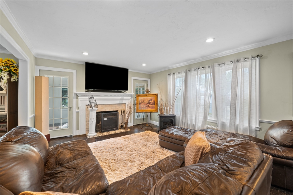 8 St James Road Shrewsbury, MA 01545 - Photo 8 of 30 Gallery Image 8